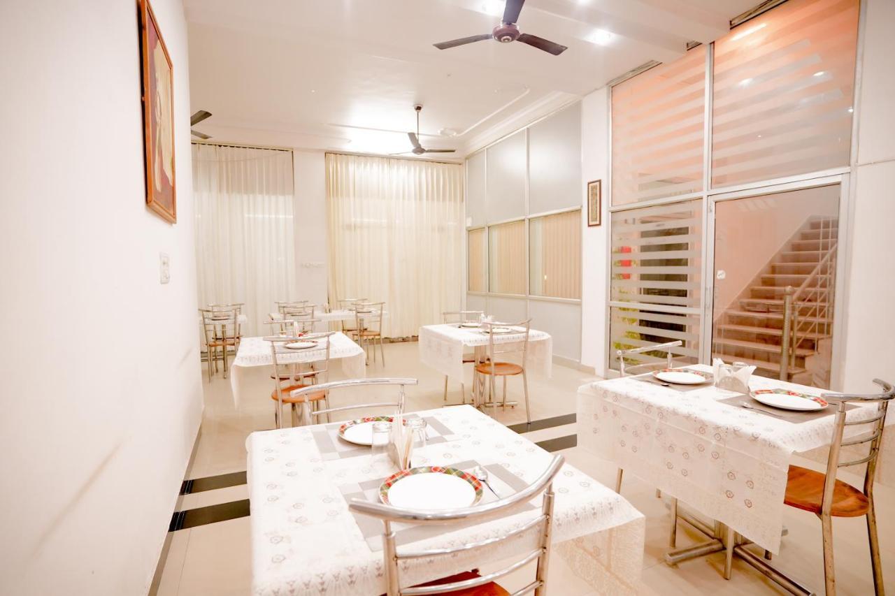 Mansarovar Palace 2*
