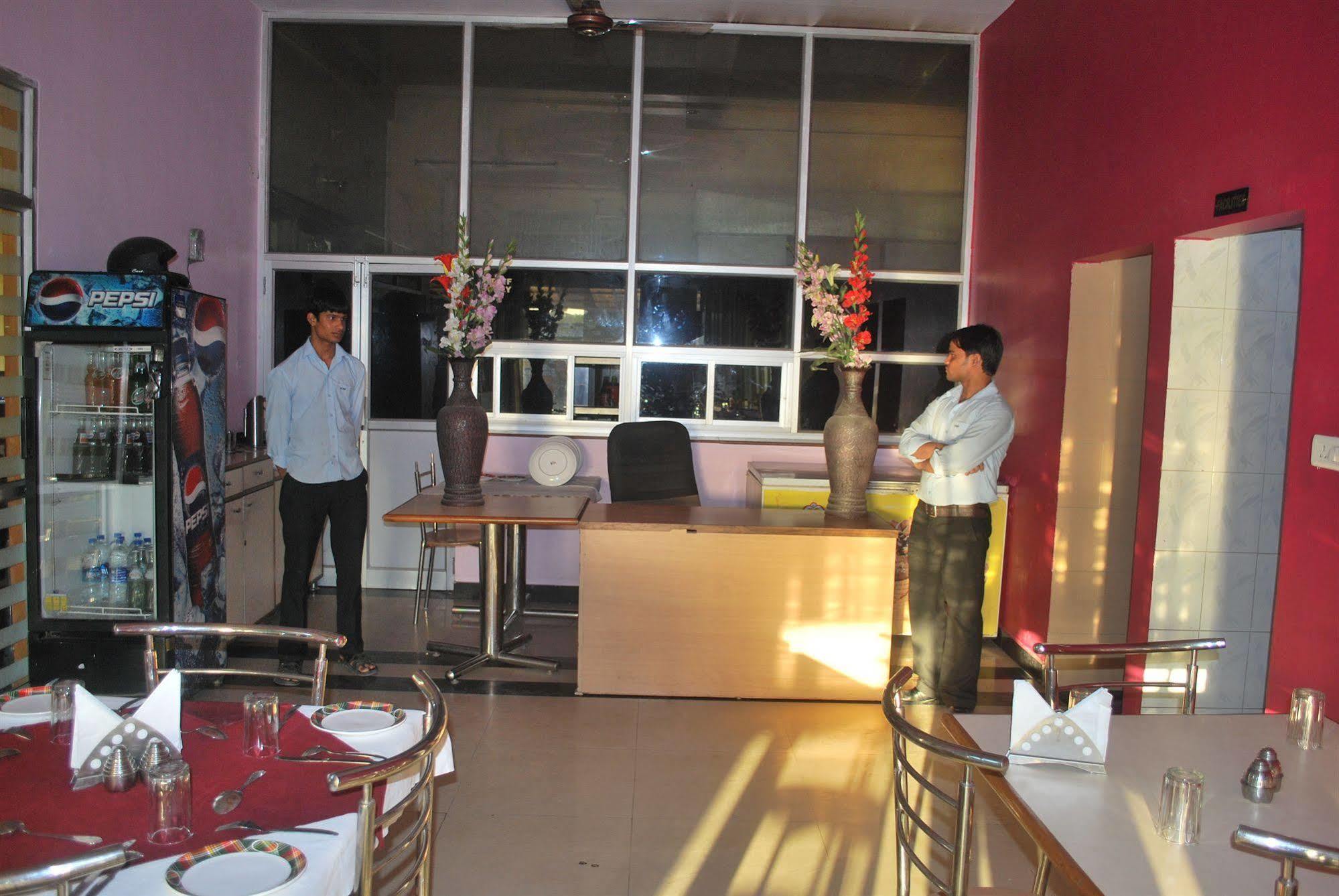 Mansarovar Palace Hotel 2*